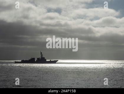 220930-N-XK462-1030 OCEANO PACIFICO (DAL 30, 2022) le cacciatorpediniere missilistiche di classe Arleigh Burke USS Wayne E. Meyer (DDG 108), USS Chung Hoon (DDG 93), e USS John Finn (DDG 113) navigano in formazione come parte di un esercizio di transito stretto durante le operazioni programmate con Nimitz Carrier Strike Group (NIMCSG). Il NIMCSG sta migliorando la preparazione alla missione attraverso scenari reali simulati e dimostrando la loro capacità di operare come unità integrata. Wayne E. Meyer sta attualmente lavorando con Nimitz Carrier Strike Group in preparazione di un'implementazione imminente. (STATI UNITI Foto Navy di Mass communicati Foto Stock