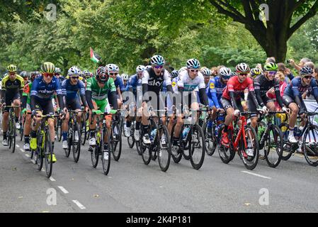 Il peloton si è messo in scena sul palcoscenico di Bristol della corsa ciclistica 2018 Tour of Britain, lungo Ladies Mile a Bristol, Regno Unito Foto Stock