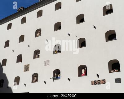 Toruń, Polonia - 7 agosto 2018: Edificio con diverse figure nelle nicchie della finestra Foto Stock