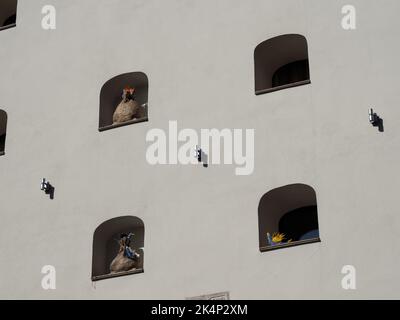 Toruń, Polonia - 7 agosto 2018: Edificio con diverse figure nelle nicchie della finestra Foto Stock