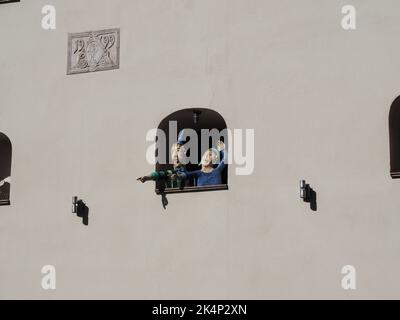 Toruń, Polonia - 7 agosto 2018: Edificio con diverse figure nelle nicchie della finestra Foto Stock