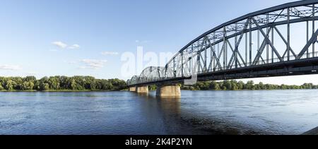 Toruń, Polonia - 6 agosto 2018: Ponte sul fiume Vistola Foto Stock