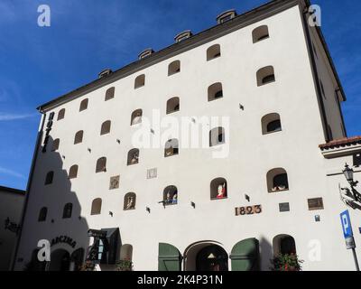 Toruń, Polonia - 7 agosto 2018: Edificio con diverse figure nelle nicchie della finestra Foto Stock