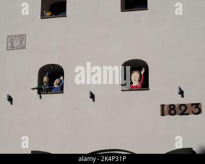 Toruń, Polonia - 7 agosto 2018: Edificio con diverse figure nelle nicchie della finestra Foto Stock