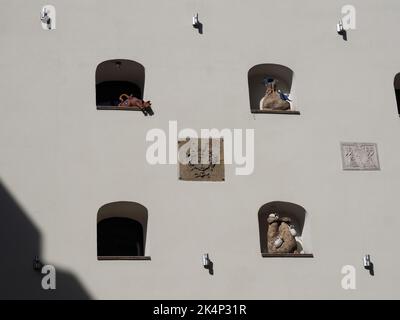 Toruń, Polonia - 7 agosto 2018: Edificio con diverse figure nelle nicchie della finestra Foto Stock