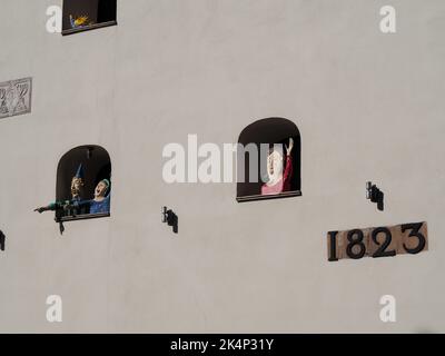 Toruń, Polonia - 7 agosto 2018: Edificio con diverse figure nelle nicchie della finestra Foto Stock