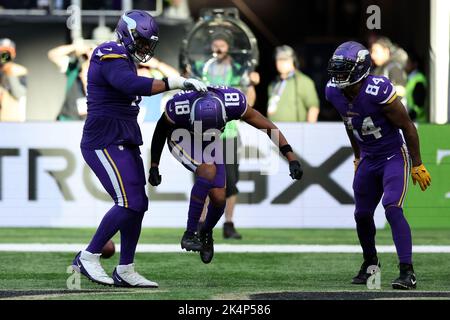 Tottenham, Londra, 2nd ottobre 2022; Tottenham Hotspur Stadium. Tottenham, Londra, Inghilterra; NFL UK football, Minnesota Vikings versus The New Orleans Saints: Minnasota Vikings Wide Receiver Justin Jefferson (18) festeggia un touch down Foto Stock