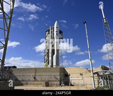 United Launch Alliance prepara il suo razzo Atlas V per potenziare due satelliti per SES del Lussemburgo dal Complex 41 presso la Cape Canaveral Space Force Station, Florida, lunedì 3 ottobre 2022. Il lancio è previsto per ottobre 4. Foto di Joe Marino/UPI Credit: UPI/Alamy Live News Foto Stock