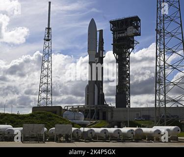 United Launch Alliance prepara il suo razzo Atlas V per potenziare due satelliti per SES del Lussemburgo dal Complex 41 presso la Cape Canaveral Space Force Station, Florida, lunedì 3 ottobre 2022. Il lancio è previsto per ottobre 4. Foto di Joe Marino/UPI Credit: UPI/Alamy Live News Foto Stock