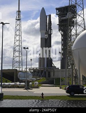 United Launch Alliance prepara il suo razzo Atlas V per potenziare due satelliti per SES del Lussemburgo dal Complex 41 presso la Cape Canaveral Space Force Station, Florida, lunedì 3 ottobre 2022. Il lancio è previsto per ottobre 4. Foto di Joe Marino/UPI Credit: UPI/Alamy Live News Foto Stock