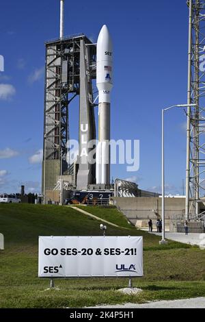 United Launch Alliance prepara il suo razzo Atlas V per potenziare due satelliti per SES del Lussemburgo dal Complex 41 presso la Cape Canaveral Space Force Station, Florida, lunedì 3 ottobre 2022. Il lancio è previsto per ottobre 4. Foto di Joe Marino/UPI Credit: UPI/Alamy Live News Foto Stock