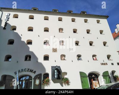 Toruń, Polonia - 7 agosto 2018: Edificio con diverse figure nelle nicchie della finestra Foto Stock
