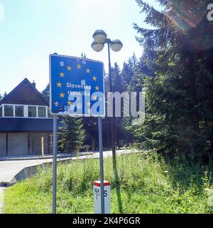 Slovenia - 2 agosto 2018: Segnale di frontiera statale Foto Stock