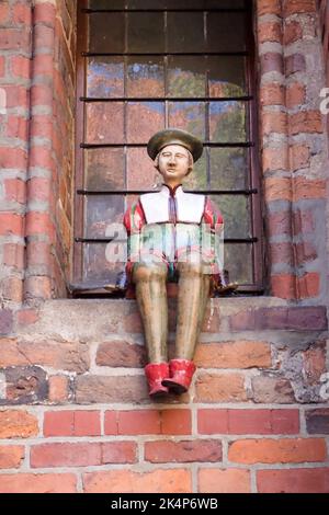 Toruń, Polonia - 7 agosto 2018: Edificio con diverse figure nelle nicchie della finestra Foto Stock