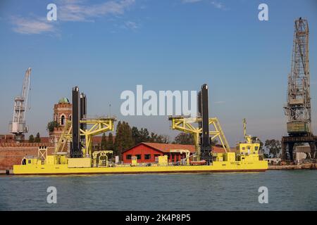 La piattaforma galleggiante del Mose, che protegge la laguna di Venezia durante le alte maree. VENEZIA, ITALIA - OTTOBRE 2022 Foto Stock