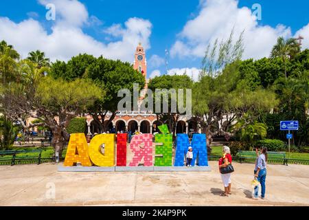 Plaza Grande, la piazza principale della città di Merida in una bella giornata estiva Foto Stock