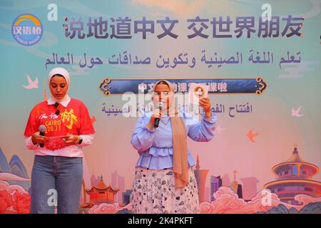 Cairo, Egitto. 3rd Ott 2022. Un insegnante egiziano (R) insegna agli studenti parole cinesi durante un'attività lanciata dal Chinese Bridge Club per facilitare l'apprendimento della lingua cinese degli studenti egiziani presso la al Jazeera Official Experimental Languages School del Cairo, in Egitto, il 3 ottobre 2022. PER ANDARE CON 'caratteristica: Iniziativa lanciata per facilitare l'apprendimento della lingua cinese degli studenti egiziani' credito: Sui Xiankai/Xinhua/Alamy Live News Foto Stock