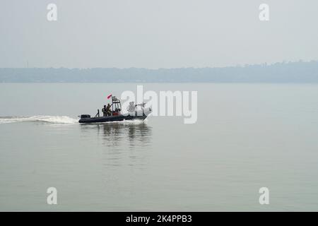 Surabaya, agosto 2022. Imbarcazione militare indonesiana che attraversa l'acqua di mare e ha lasciato la linea bianca dietro di essa Foto Stock