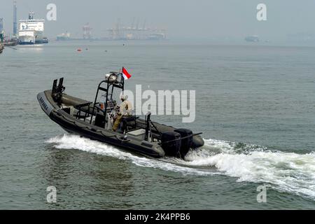 Surabaya, agosto 2022. Imbarcazione militare indonesiana che attraversa l'acqua di mare e ha lasciato la linea bianca dietro di essa Foto Stock