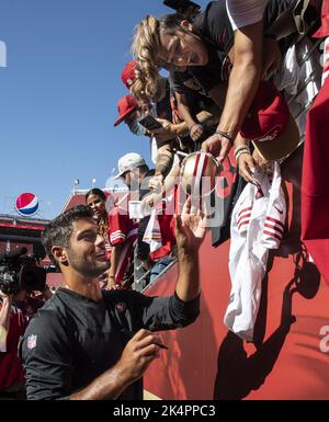 Santa Clara, Stati Uniti. 03rd Ott 2022. Jimmy Garoppolo, quartback di San Francisco 49ers, firma autografi prima di suonare i Los Angeles Rams al Levi's Stadium di Santa Clara, California, lunedì 3 ottobre 2022. Foto di Terry Schmitt/UPI Credit: UPI/Alamy Live News Foto Stock