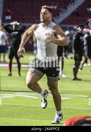 Santa Clara, Stati Uniti. 03rd Ott 2022. San Francisco 49ers fine difensivo Nick Bosa si scalda per giocare i Los Ageles Rams al Levi's Stadium di Santa Clara, California, lunedì 3 ottobre 2022. Foto di Terry Schmitt/UPI Credit: UPI/Alamy Live News Foto Stock