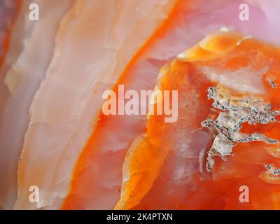 Macro Shot di un grande cuore di Cristallo Carneliano Foto Stock