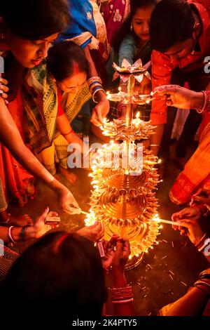 Jamshedpur, India. 03rd Ott 2022. I devoti indù eseguono i rituali Sandhi Puja (Aarti) durante il festival Durga Puja a Jharkhand. (Foto di Rohit Shaw/Pacific Press) Credit: Pacific Press Media Production Corp./Alamy Live News Foto Stock