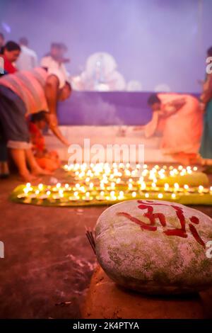 Jamshedpur, India. 03rd Ott 2022. I devoti indù eseguono i rituali Sandhi Puja (Aarti) durante il festival Durga Puja a Jharkhand. (Foto di Rohit Shaw/Pacific Press) Credit: Pacific Press Media Production Corp./Alamy Live News Foto Stock