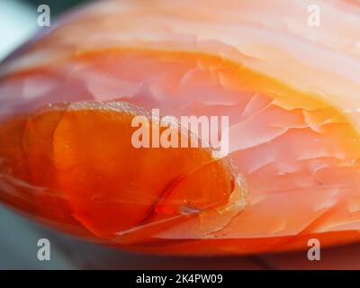 Macro Shot di un grande cuore di Cristallo Carneliano Foto Stock