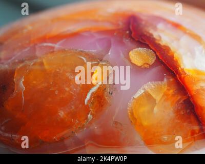 Macro Shot di un grande cuore di Cristallo Carneliano Foto Stock