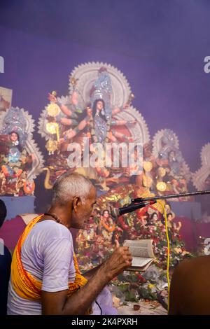 Jamshedpur, Jharkhand, India. 3rd Ott 2022. I devoti indù eseguono i rituali Sandhi Puja (Aarti) durante il festival Durga Puja a Jharkhand. (Credit Image: © Rohit Shaw/Pacific Press via ZUMA Press Wire) Foto Stock