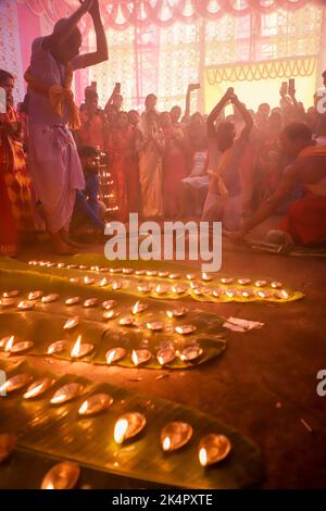 Jamshedpur, Jharkhand, India. 3rd Ott 2022. I devoti indù eseguono i rituali Sandhi Puja (Aarti) durante il festival Durga Puja a Jharkhand. (Credit Image: © Rohit Shaw/Pacific Press via ZUMA Press Wire) Foto Stock