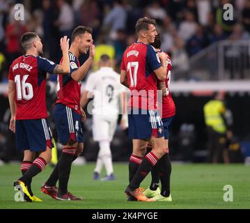 2nd ottobre 2022; stadio Santiago Bernabeu, Madrid, Spagna: Calcio la Liga Santander, Real Madrid CF contro Club Atletico Osasuna; i giocatori di Osasuna celebrano il punto di arrivo a Santiago Bernabeu Foto Stock