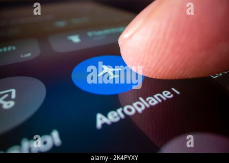 Vista ravvicinata del passaggio dallo smartphone alla modalità aereo, ripresa con obiettivo con sonda macro Foto Stock