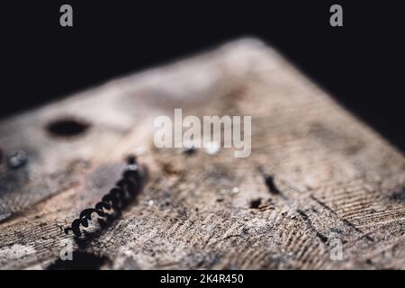 Focalizzazione selettiva sui trucioli di metallo a spirale lasciati dal metallo di perforazione Foto Stock