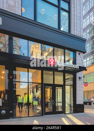 Detroit, Michigan - 10 settembre 2022: Vista ravvicinata del Lululemon Storefront nel centro di Detroit. Foto Stock