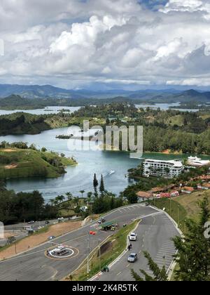 Bacino idrico di Punchiná vicino alle città di Guatapé e El Peñol nel dipartimento di Antioquia, Colombia, 1 novembre 2021 Foto Stock