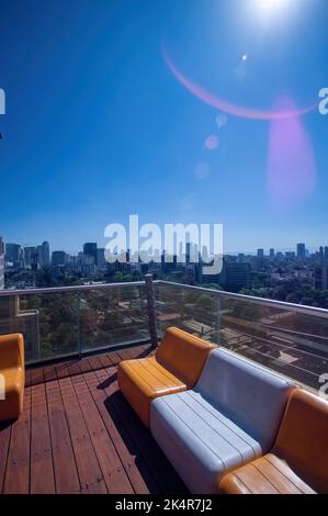 terrazza con mobili da esterno, pietra su un muro, si può vedere il cielo, zona barbecue, pergola in acciaio Foto Stock