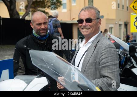 Bernard Hinault,(R), considerato uno dei più grandi ciclisti di tutti i tempi, visita l'inizio della gara di strada femminile al 2022 UCI Cycling World Cham Foto Stock