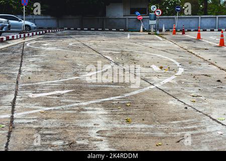 Test di guida e area di addestramento con test di simulazione per patente di guida. Scuola di guida pratica zona di traffico con pole segnaletica e coni arancioni e la strada Foto Stock