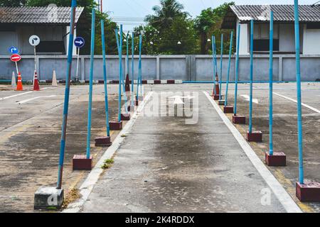 Test di guida e area di addestramento con test di simulazione per patente di guida. Scuola di guida pratica zona di traffico con pole segnaletica e coni arancioni e la strada Foto Stock