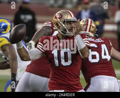 Santa Clara, Stati Uniti. 03rd Ott 2022. Jimmy Garoppolo (10), quartback di San Francisco 49ers, lancia contro i Los Angeles Rams nel secondo trimestre presso il Levi's Stadium di Santa Clara, California, lunedì 3 ottobre 2022. I 49ers sconfissero i Rams 24-9. Foto di Terry Schmitt/UPI Credit: UPI/Alamy Live News Foto Stock