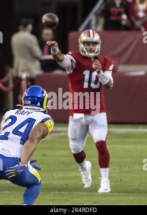 Santa Clara, Stati Uniti. 03rd Ott 2022. Jimmy Garoppolo (10), quarto di San Francisco 49ers, lancia nel primo trimestre contro i Los Angeles Rams al Levi's Stadium di Santa Clara, California, lunedì 3 ottobre 2022. I 49ers sconfissero i Rams 24-9. Foto di Terry Schmitt/UPI Credit: UPI/Alamy Live News Foto Stock