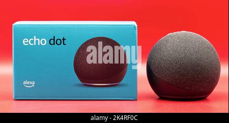 Punto Amazon Echo. Alexa, assistente virtuale ai. Sfondo rosso Foto Stock