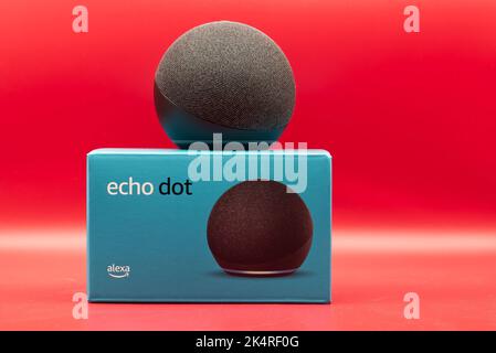 Punto Amazon Echo. Alexa, assistente virtuale ai. Sfondo rosso Foto Stock