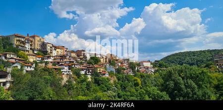 Veliko Tarnovo, Bulgaria - 17 agosto 2022: Panoramica panoramica con la città di Veliko Tarnovo in Bulgaria durante una giornata estiva di sole. Foto Stock