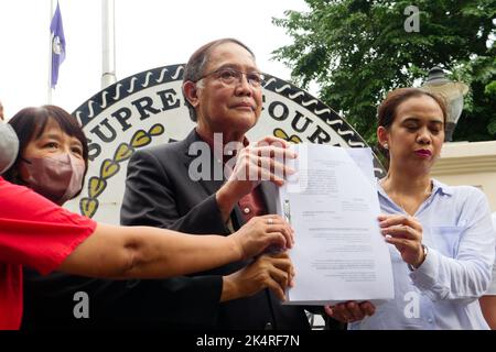 NCR, Filippine. 3rd Ott 2022. Un gruppo di avvocati archivia una petizione contro Lorraine Badoy che è un portavoce dell'NPA (New People's Army). La sentenza della Corte che rivendica il gruppo ribelle CPP-NPA non un terrorista con il giudice di presidenza Marlo Apalisok Magdosa-Malagar. Gli avvocati chiedono alla corte suprema di citare Spokeperson Badoy in disprezzo indiretto su un posto contro il giudice Magdosa-Malagar. Ci sono persino pretese che il portavoce Badoy abbia minacciato il giudice. (Credit Image: © George Buid/ZUMA Press Wire) Foto Stock