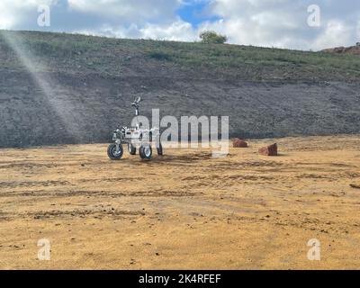 Il campione Fetch Rover (SFR), affettuosamente noto come Anon, potenzialmente destinato a missioni sulla luna o su Marte è messo attraverso i suoi passi in una cava a Milton Keynes. I test in cava degli ingegneri Airbus sono essenziali per il processo di sviluppo, fornendo un panorama unico e dinamico che non può essere replicato all'interno dell'impianto di test Mars Yard di Stevenage e l'evento segna la prima volta che tutti i sistemi rover vengono testati contemporaneamente. Data immagine: Giovedì 29 settembre 2022. Foto Stock