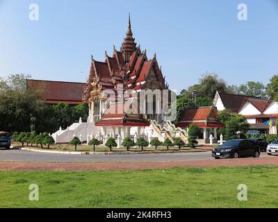 Il Wat Hat Yai Nai, nella città tailandese meridionale di Hat Yai, presenta enormi piani multi-tetto e intricate opere d'arte esterne Foto Stock