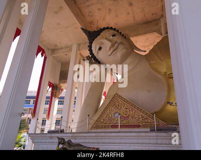 Vista frontale dell'immagine del Buddha sdraiato al Wat Hat Yai Nai, popolarmente conosciuto come Phra Phuttha Hattha Mongkhon, il 3rd piu' grande del suo genere nel mondo Foto Stock